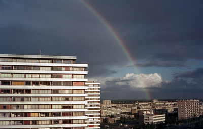 804499 Afbeelding van een regenboog boven Kanaleneiland te Utrecht, gezien vanaf een flatgebouw aan de Aziëlaan.